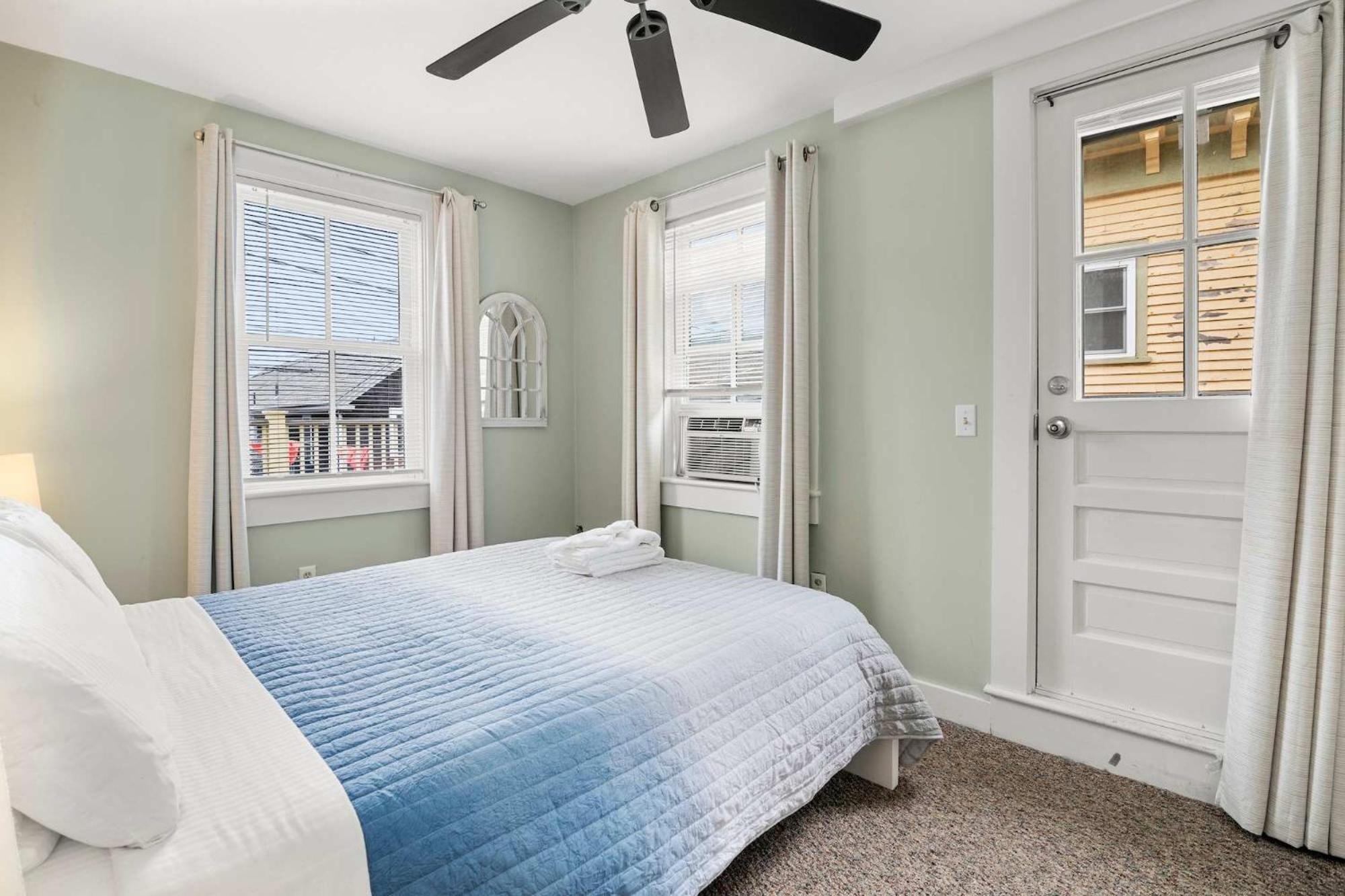 شقة Center Of Town Steps Away Private Deck بروفينس المظهر الخارجي الصورة