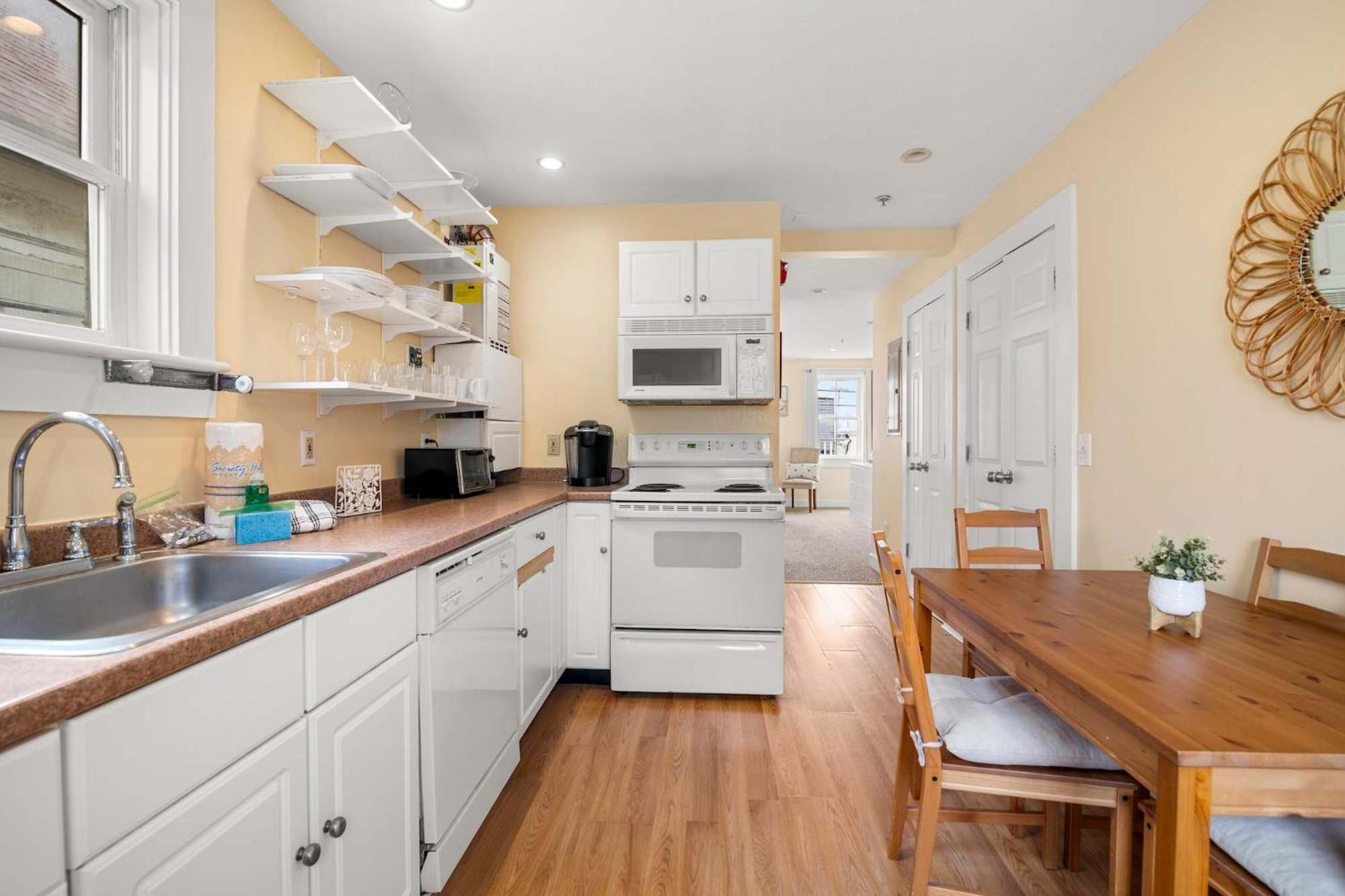 شقة Center Of Town Steps Away Private Deck بروفينس المظهر الخارجي الصورة