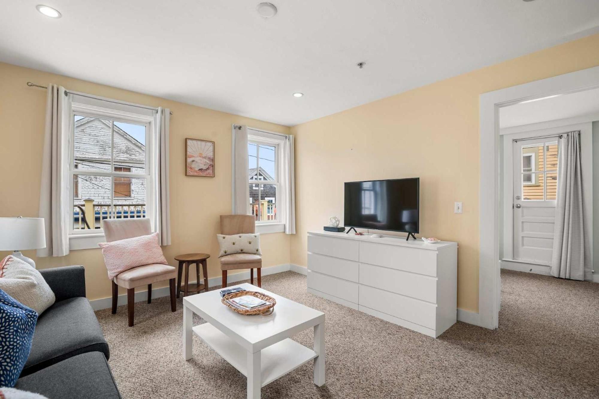 شقة Center Of Town Steps Away Private Deck بروفينس المظهر الخارجي الصورة